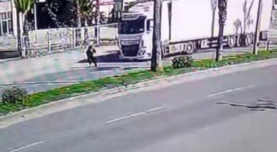 Tırın çarptığı 21 yaşındaki genç kız 12 günlük yaşam mücadelesini kaybetti.