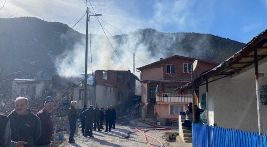 Anız ateşi yüzünden 2 ev kullanılamaz hale geldi