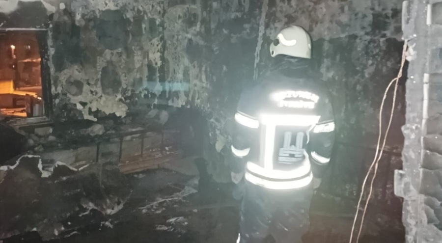 Evde çıkan yangında eski muhtar hayatını kaybetti