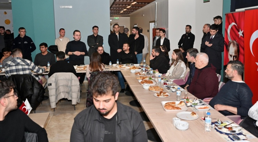 Bursa Büyükşehir Belediye Başkanı Bozbey sahuru gençlerle yaptı