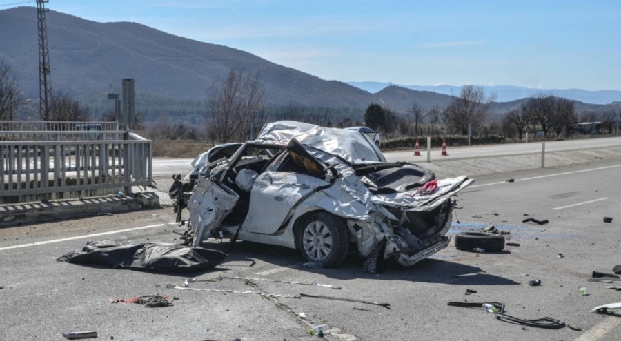 Köprü korkuluklarına çarpan otomobilde feci şekilde can verdi
