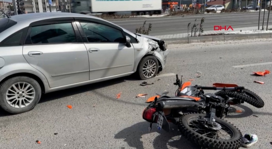 Otomobil ile motosiklet çarpıştı! Motosiklet sürücüsü ağır yaralandı