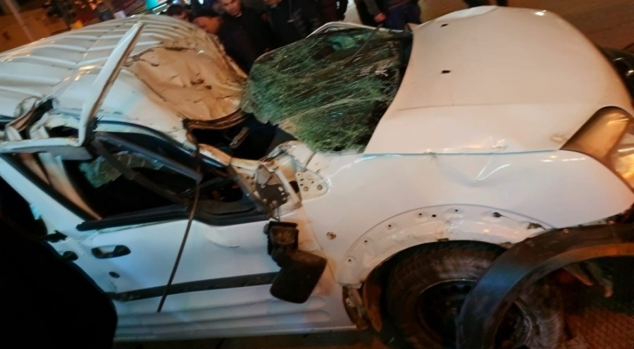 Bursa'da kaza! Sinyalizasyon direği ile ağaca çarpıp takla attı; O anlar kamerada