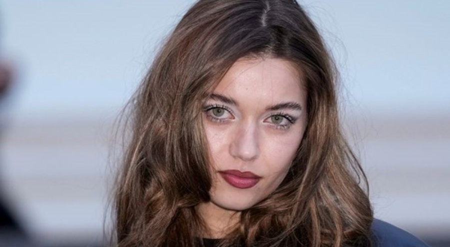 Afra Saraçoğlu Paris Moda Haftası'nda büyüledi