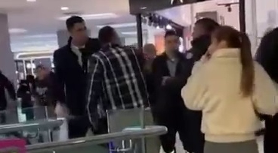Bursa Kent Meydanı Alışveriş Merkezi'nde güvenlik görevlisiyle tartıştı!