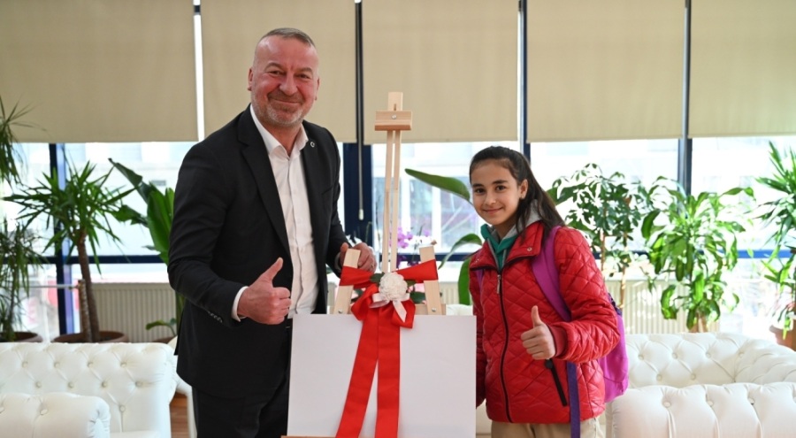 Karacabey Belediye Başkanı Karabatı'dan başarılı öğrenciye hediye