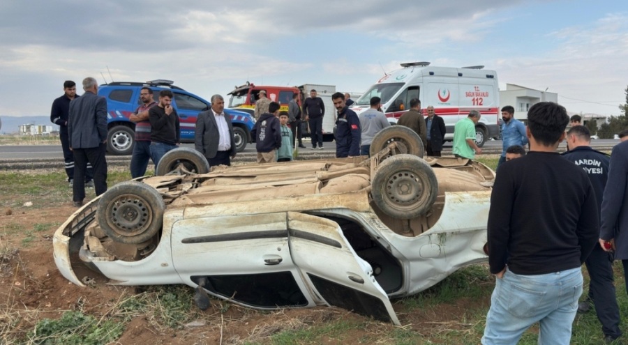 Devrilen otomobildeki 1'i bebek 4 kişi yaralandı