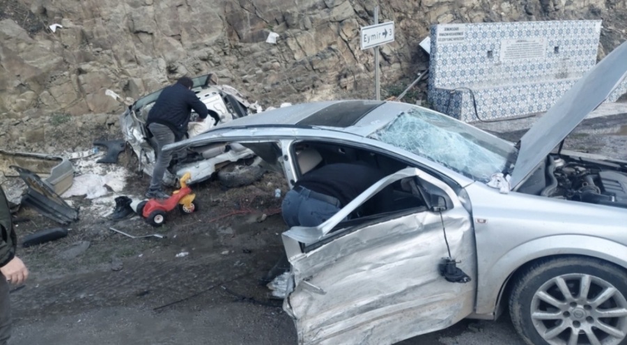 Otomobil ikiye ayrıldı! 5 yaralı