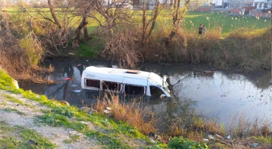 Manisa'da işçi servisi dereye devrildi: 8 yaralı