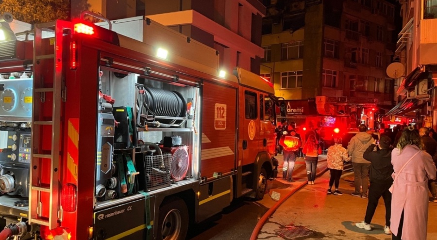 İzmir'de 4 katlı binada korkutan yangın!