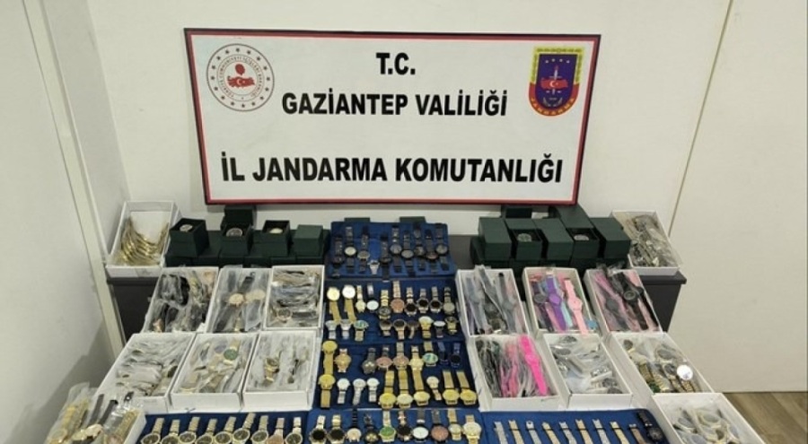 Piyasa değeri 3 milyon lira! Kaçak saat operasyonu