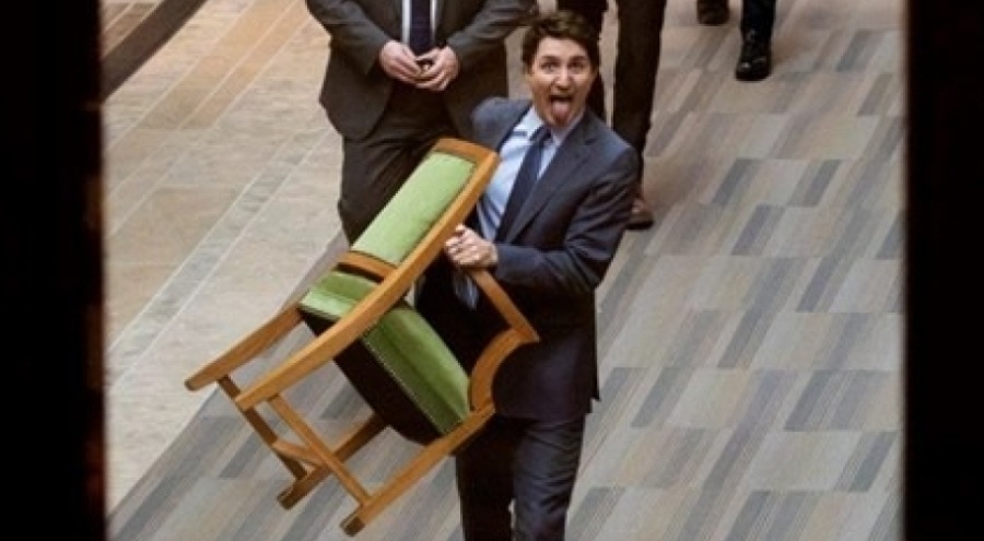 Trudeau sandalyesini de alıp gitti