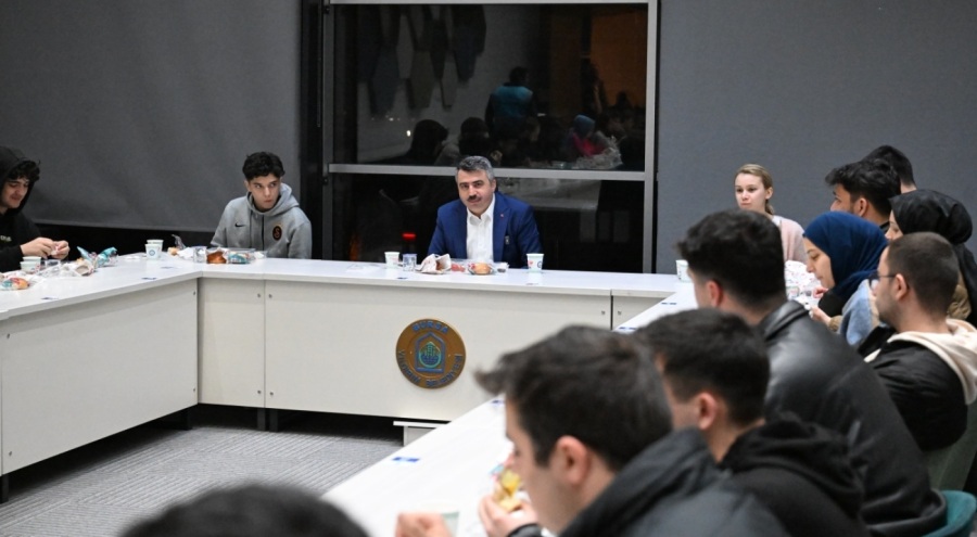 Başkan Yılmaz sahurda gençlerle buluştu