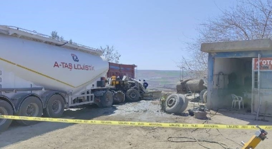 Kum yüklü kamyon park halindeki TIR'lara çarptı: Ölü ve yaralı var!