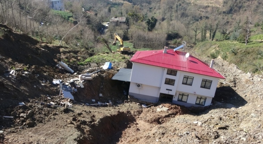 Heyelanda sürüklenen evini görünce neye uğradığını şaşırdı