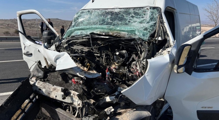 Nevşehir'de minibüs tıra arkadan çarptı: 1 ölü, 1 yaralı