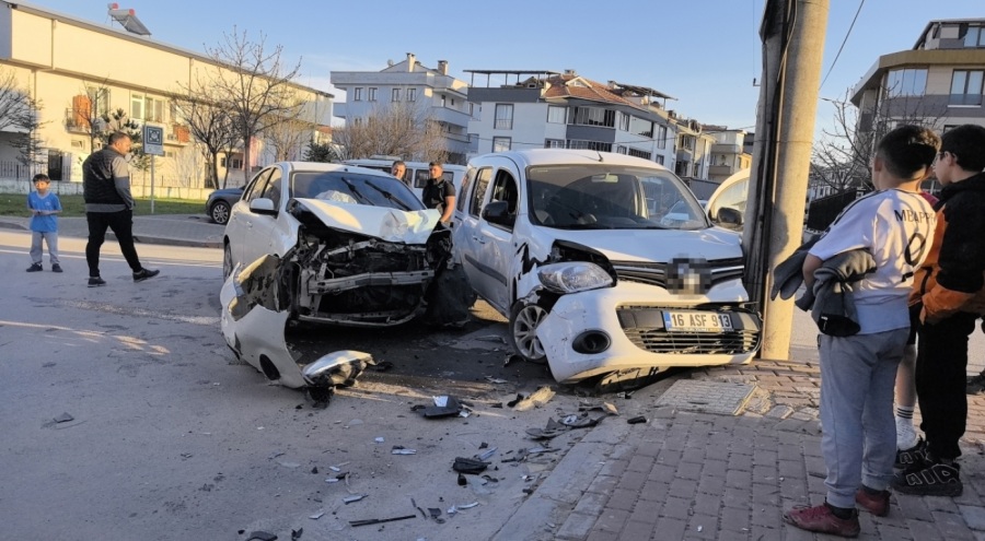 Bursa'da kaza! İki araç çarpıştı: 1 yaralı
