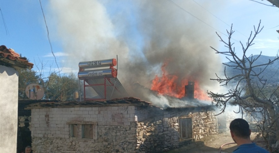 Müstakil ev alev alev yandı