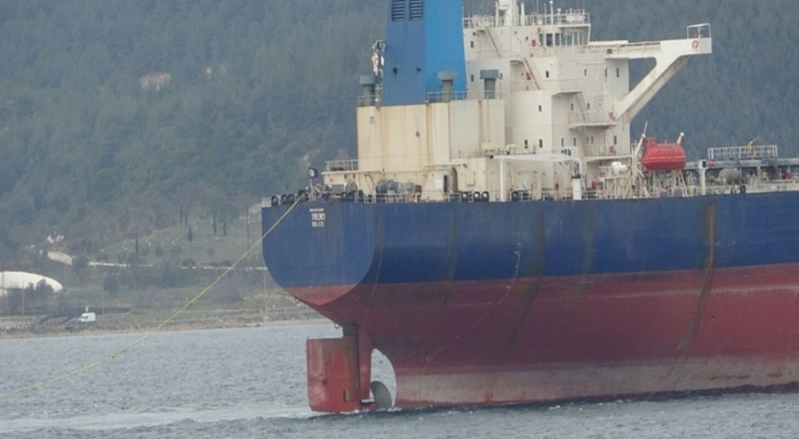 Yedeklenen 274 metrelik tanker, Çanakkale Boğazı'ndan geçti