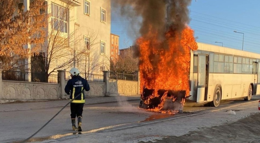 Servis otobüsü alev topuna döndü