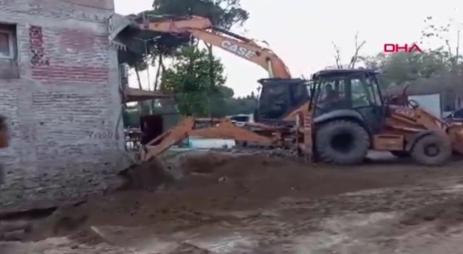 Temel kazısı sırasında 4 katlı bina çöktü