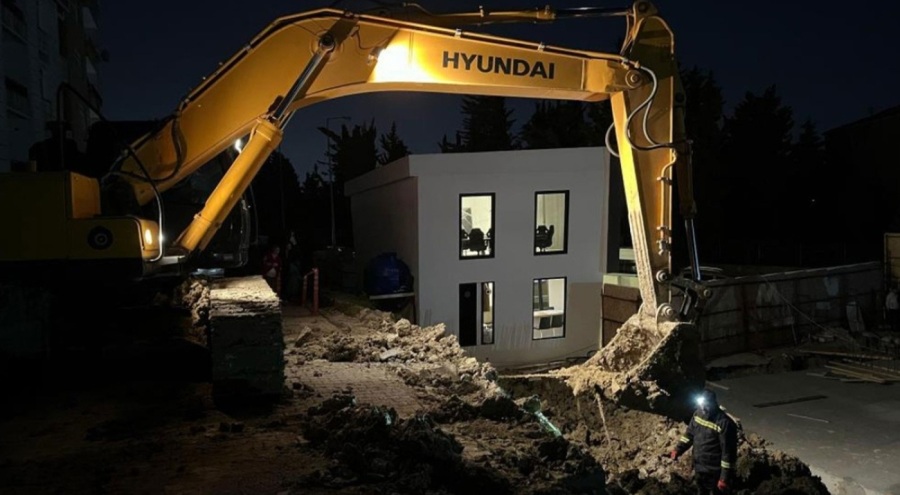 İnşaat esnasında yolda kısmi çökme yaşandı: Yol trafiğe kapatıldı, elektrikler kesildi