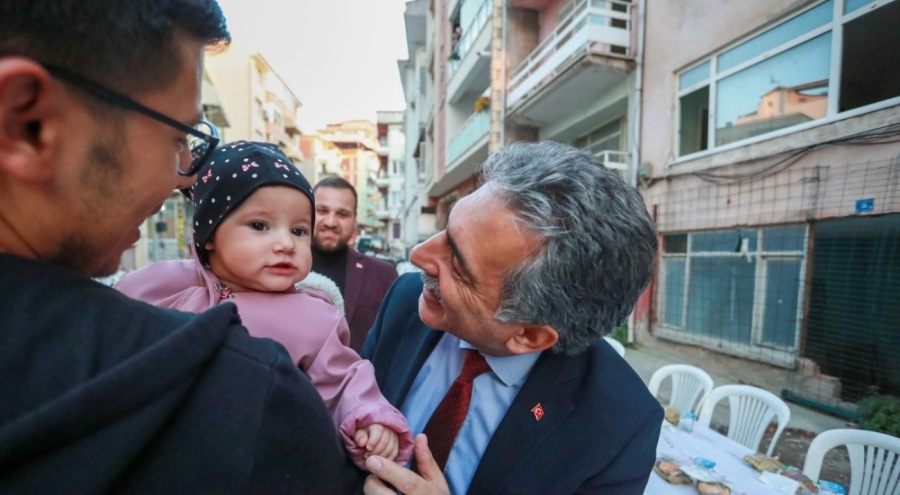 Gemlik Belediye Başkanı Deviren, pide ikramında bulundu