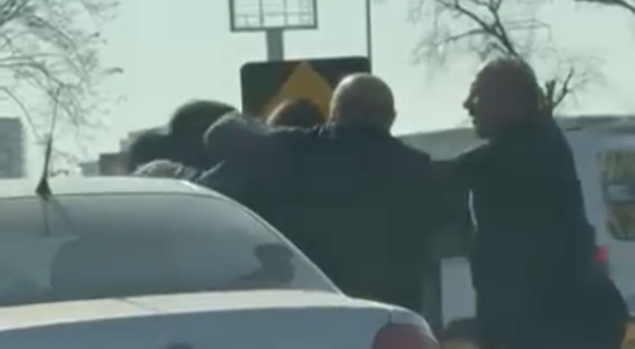 Bursa'da yol verme kavgasında cadde ringe döndü!