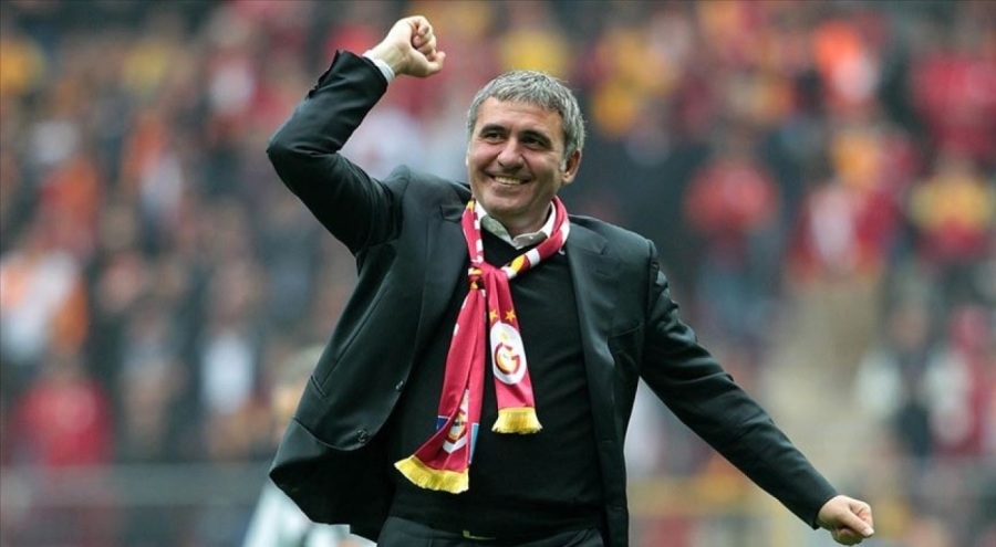 Galatasaray'ın efsane futbolcusu Hagi'ye 'devlet nişanı' verildi