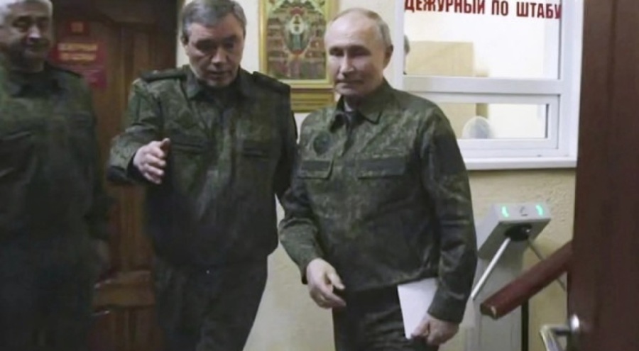 Putin Askeri üniforma giyip Gerasimov'dan bilgi aldı