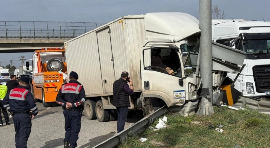 Kamyonet yön tabelasına ok gibi saplandı