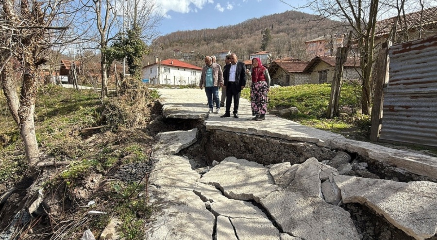 Bartın'da heyelan! Yol çöktÜ