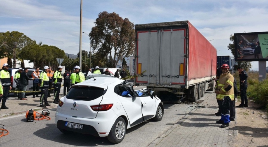 Tıra çarpan otomobilin sürücüsü hayatını kaybetti