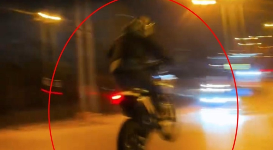 Bursa'da motosikletinin ön tekerini kaldırıp, trafiği tehlikeye attı!