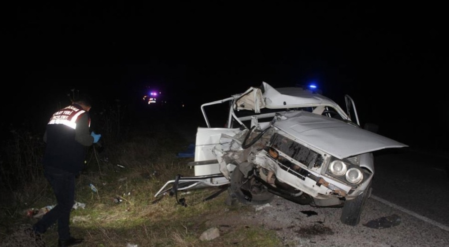 Otomobil arıza yapan kamyona çarptı: Ölü ve yaralılar var