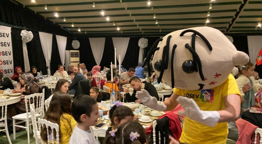 Bursa'da lösemili çocuklar ve aileleri iftar yemeğinde buluştu