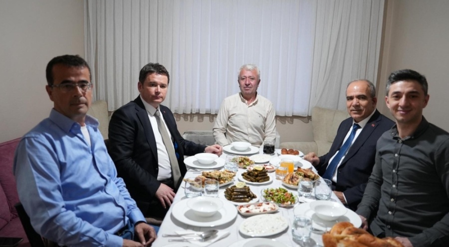 Osmangazi Belediye Başkanı Aydın, iftar sofrasına konuk oldu