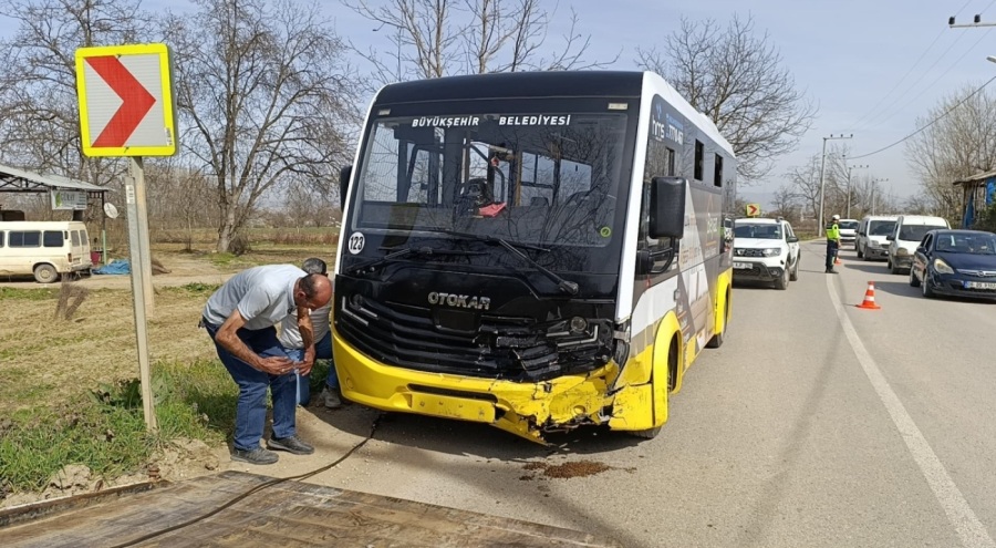 Bursa'da halk otobüsü ile hafif ticari araç çarpıştı