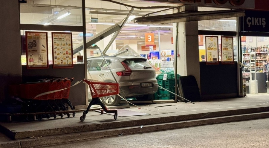 Cipin markete girdiği kazada 2 kişi yaralandı