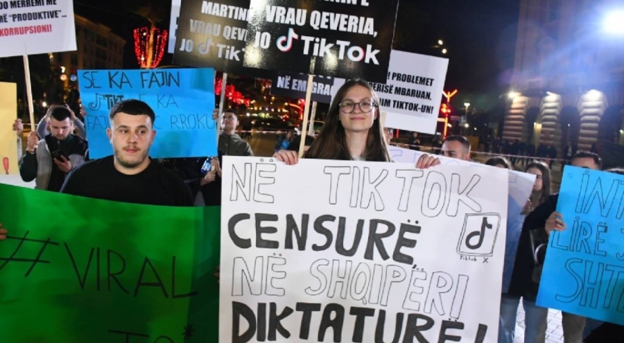 Arnavutluk'ta TikTok'un erişime kapatılması protesto edildi