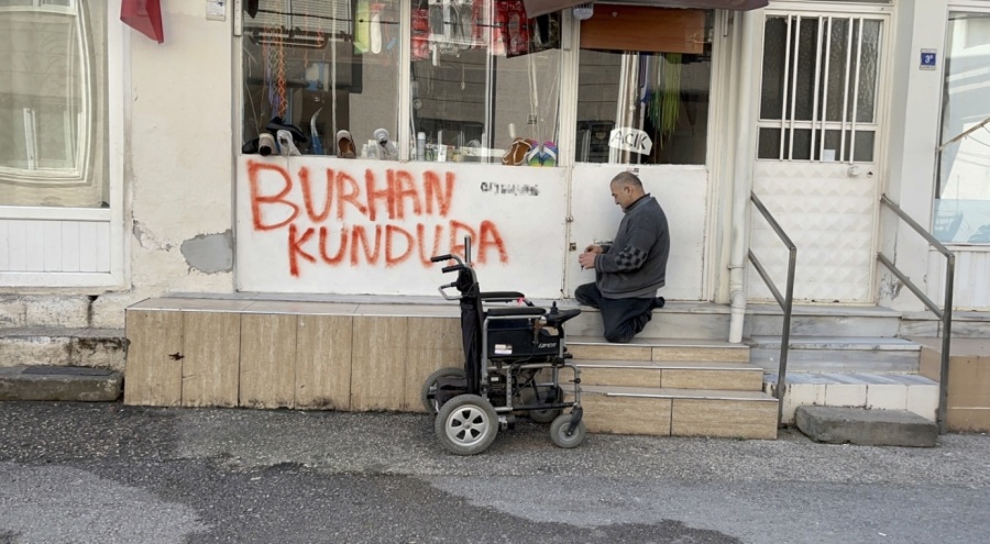 Bursa'da engeli nedeniyle giyemediği ayakkabıları 30 yıldır tamir edip geçimini sağlıyor(ÖZEL HABER)