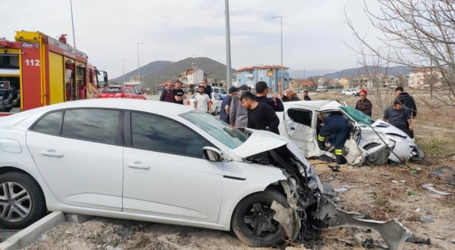 İki otomobil kafa kafaya çarpıştı: Ölüler ve yaralılar var