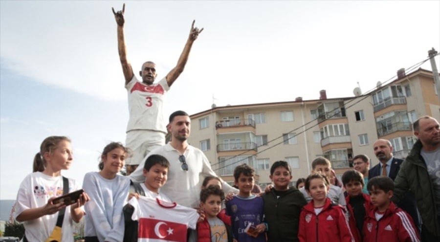 Milli futbolcu Merih Demiral, Bolu'da dikilen heykelini ziyaret etti