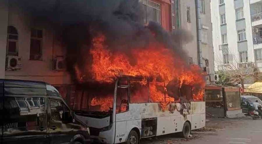 Park halindeki otobüs için 'yakıldı' iddiası