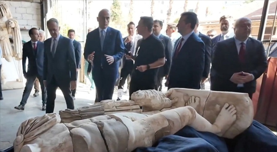 Kültür ve Turizm Bakanı Aspendos'ta bulunan Hermes heykelini inceledi