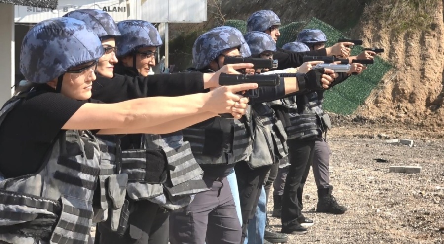 Bursa'da atış eğitini alan kadın polisler hedefleri başarıyla vurdu