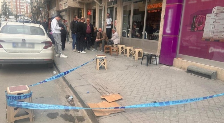 Hasmını gördüğünü zannederek belindeki silaha sarıldı, kazara kendini vurdu