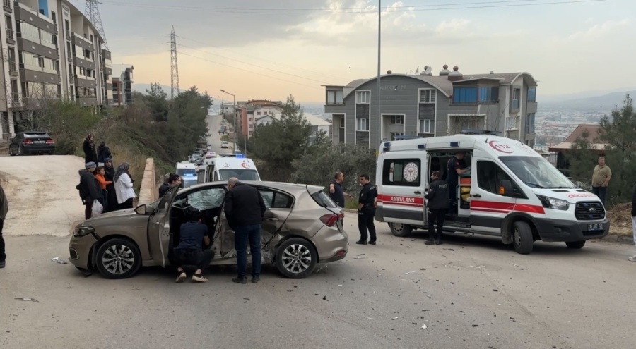 Bursa'da feci kaza! İki otomobil çarpıştı: 4 yaralı