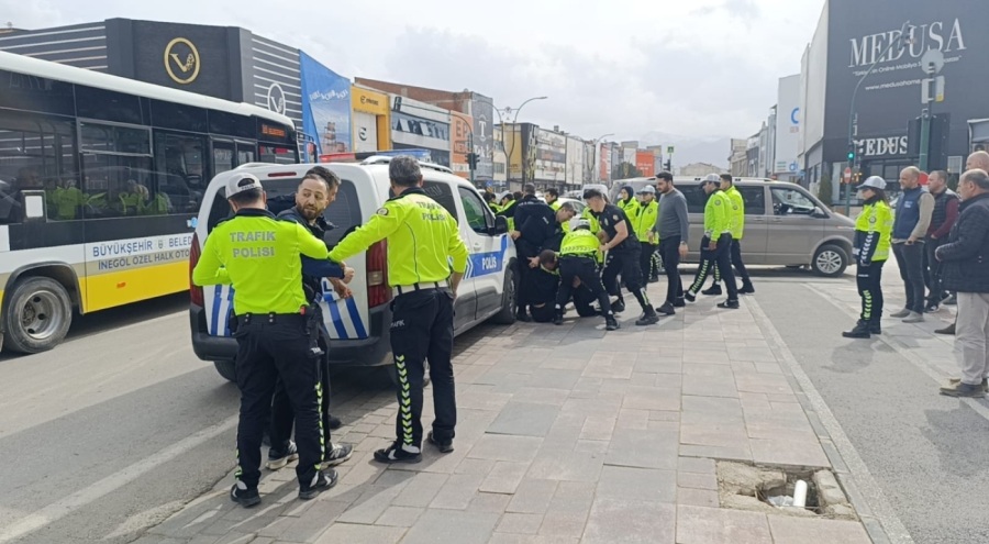 Bursa'da bir kişi  kask takmadığı için ceza yazmak isteyen polise zor anlar yaşattı