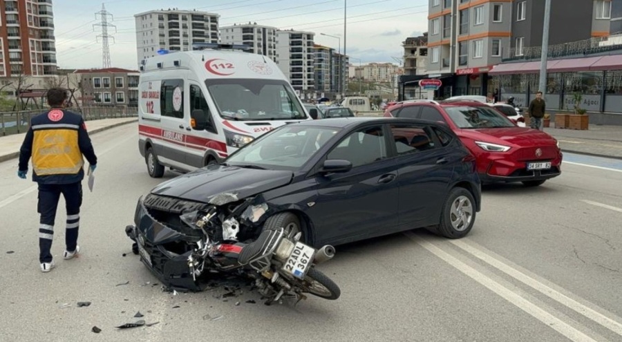 Motosiklet otomobile ok gibi saplandı